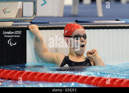 Die britische Eleanor Simmonds feiert nach dem Gewinn der Bronzemedaille im Finale der Frauen 50 m Freestyle - S6 im Aquatics Centre im Olympic Park, London. Stockfoto