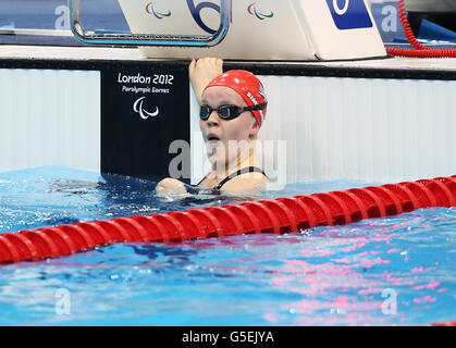 Die britische Eleanor Simmonds feiert nach dem Bronzemieg beim Women's 50m Freestyle S6 im Aquatics Centre, London. Stockfoto