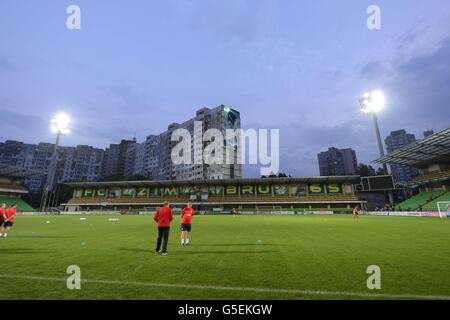 England-Manager Roy Hodgson (Mitte rechts) bei einem Training im Zimbru Stadion in Chisinau, Moldawien, vor dem Qualifikationsspiel der englischen Weltmeisterschaft 2014. Stockfoto