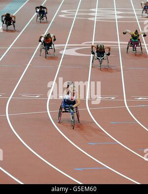 Die britische Hannah Cockroft feiert den Goldsieg, als sie während der Paralympischen Spiele in London im 200-m-T34 der Frauen die Linie überquert. DRÜCKEN SIE VERBANDSFOTO. Bilddatum: Donnerstag, 6. September 2012. Siehe PA Geschichte PARALYMPICS Athletics. Bildnachweis sollte lauten: Anthony Devlin/PA Wire Stockfoto