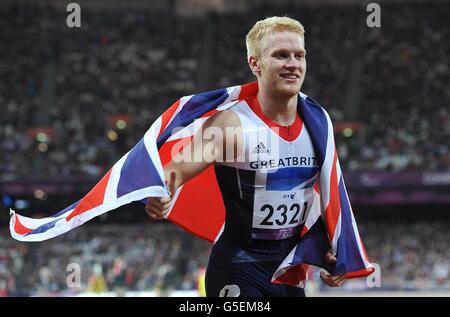 Paralympische Spiele In London - Tag 8. Der britische Jonnie Pfau feiert den Goldsieg im Finale der Männer: 100 m - T44 Stockfoto