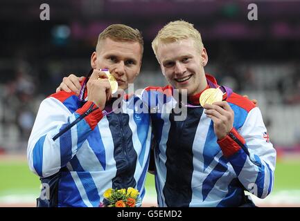 Der Großbritanniens David Weir (links), der im 800 m langen T54-Finale der Männer Gold gewann, und Jonnie Peacock (rechts), der im 100 m - T44 Finale der Männer Gold gewann, posieren mit ihren Goldmedaillen während der Paralympischen Spiele in London. Stockfoto