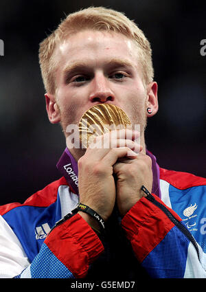 Der britische Jonnie Peacock feiert mit seiner Goldmedaille, nachdem er das 100-m-T44-Finale der Männer während der Paralympischen Spiele in London gewonnen hat. Stockfoto