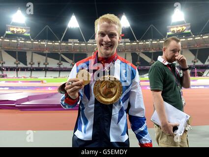 Der britische Jonnie Peacock feiert mit seiner Goldmedaille im Finale der Männer: 100 m - T44 während der Paralympischen Spiele in London. Stockfoto