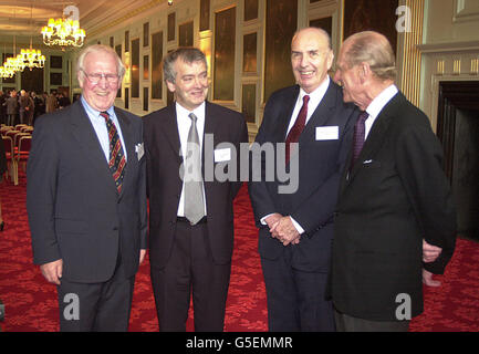 HRH Duke of Edinburgh (rechts) chattet mit schottischen Professoren (von links) James Black, Tom Devine und Ian Scott im Palace of Holyroodhouse, Edinburgh, wo er den Professoren königliche Medaillen übergab. Stockfoto