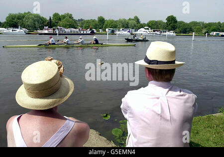 Ein Paar beobachtet das Rudern bei der Henley Royal Regatta in Henley an der Themse in Oxfordshire. Tausende von Zuschauern wurden erwartet, um die Ufer der Themse für die fünf Tage Wettbewerb zu säumen, um die herausragenden Ruderer zu beobachten. * wie der fünfmalige Olympiasieger Sir Steven Redgrave teilnehmen. Stockfoto