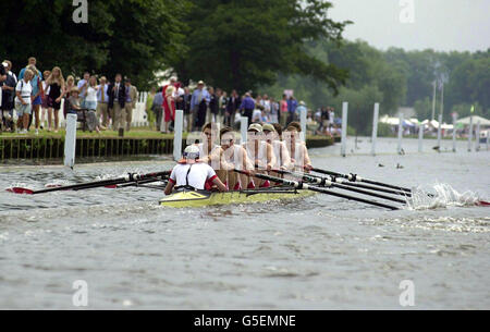 Radley College gewinnt ihr Rennen gegen die Brooks School im Princess Elizabeth Challenge Cup am ersten Tag der Henley Royal Regatta in Henley an der Themse, Oxfordshire, wo Tausende von Zuschauern erwartet wurden, um die Ufer der Themse zu säumen. * für die fünf Tage Wettbewerb, um herausragende Ruderer wie fünfmalige olympische Goldmedaillengewinner Sir Steven Redgrave teilnehmen zu sehen. Stockfoto