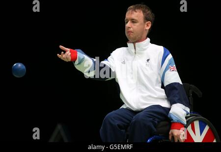 Großbritannien Stephen McQuire tritt im Boccia Mixed Individual - BC4P Bronze-Medaille Spiel gegen Brasilien Eliseu Santos während der London 2012 Paralympics im London Excel Center. FOTO DER RRESS ASSOCIATION. Bilddatum: Donnerstag, 23. August 2012. Siehe PA Geschichte PARALYMPICS Boccia. Bildnachweis sollte lauten: Chris Radburn/PA Wire. Stockfoto