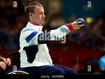 Der britische Stephen McQuire tritt im Boccia Mixed Individual - BC4P-Bronzemedaillenspiel gegen die brasilianische Eliseu Santos während der Paralympics 2012 in London im London Excel Center an. FOTO DER RRESS ASSOCIATION. Bilddatum: Donnerstag, 23. August 2012. Siehe PA Geschichte PARALYMPICS Boccia. Bildnachweis sollte lauten: Chris Radburn/PA Wire. NUR FÜR REDAKTIONELLE ZWECKE Stockfoto