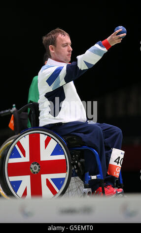 Großbritannien Stephen McQuire tritt im Boccia Mixed Individual - BC4P Bronze-Medaille Spiel gegen Brasilien Eliseu Santos während der London 2012 Paralympics im London Excel Center. FOTO DER RRESS ASSOCIATION. Bilddatum: Donnerstag, 23. August 2012. Siehe PA Geschichte PARALYMPICS Boccia. Bildnachweis sollte lauten: Chris Radburn/PA Wire. Stockfoto