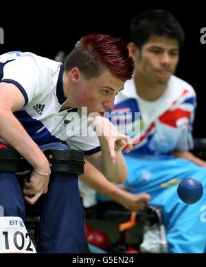 Der britische David Smith tritt im Boccia, Mixed Individual - BC1 Goldmedaillenspiel gegen Thailands Pattaya Tadtong bei den Paralympics 2012 in London im London Excel Center an. FOTO DER RRESS ASSOCIATION. Bilddatum: Donnerstag, 23. August 2012. Siehe PA Geschichte PARALYMPICS Boccia. Bildnachweis sollte lauten: Chris Radburn/PA Wire. Stockfoto