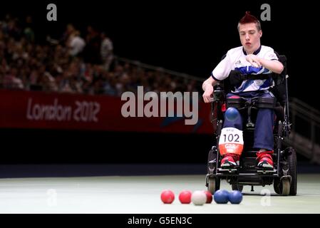 Der britische David Smith tritt im Boccia, Mixed Individual - BC1 Goldmedaillenspiel gegen Thailands Pattaya Tadtong während der Paralympics 2012 in London im London Excel Center an. FOTO DER RRESS ASSOCIATION. Bilddatum: Donnerstag, 23. August 2012. Siehe PA Geschichte PARALYMPICS Boccia. Bildnachweis sollte lauten: Chris Radburn/PA Wire. NUR FÜR REDAKTIONELLE ZWECKE Stockfoto