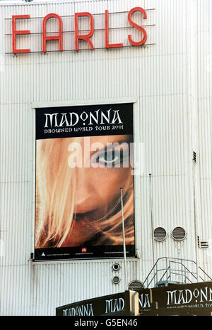 Ein Plakat, auf dem die britische Etappe von Madonna's Drowned World Tour mit einer spektakulären Show im Earl's Court im Westen Londons angezeigt wird. Der Gig ist das heißeste Ticket in der Stadt für Musikfans im ganzen Land und die Telefonleitungen wurden überschwemmt. Stockfoto