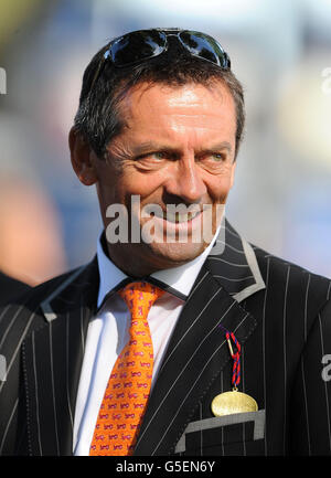 Pferderennen - Betfred Sprint Cup Festival - Tag Zwei - Haydock Park Rennbahn. Der ehemalige Hull City und Preston North End Manager Phil Brown während des Betfred Sprint Cup Festival Raceday auf der Haydock Park Racecourse. Stockfoto