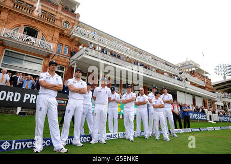 Cricket - 2012 Investec Test Series - Dritter Test - England - Südafrika - Tag fünf - Lord's. England's (von links nach rechts) Alastair Cook, Jimmy Anderson, Ian Bell, Jonny Bairstow, Matt Prior und James Taylor Stockfoto