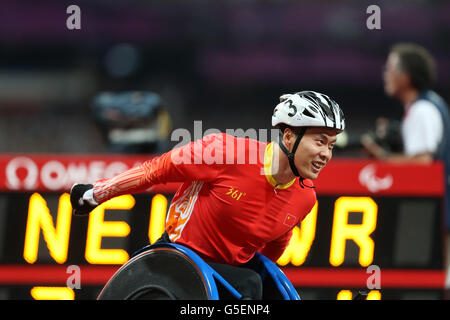 Der chinesische Lixin Zhang überquert die Linie, um Gold in der 4 x 400 m-Staffel der Männer - T53/54 in einer neuen Weltrekordzeit im Olympiastadion London zu gewinnen Stockfoto