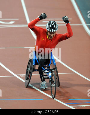 Der chinesische Lixin Zhang feiert, nachdem er die Linie überquert hat, um das Finale des 4x400-m-Staffelstaffel T53/54 im Olympiastadion in London zu gewinnen. Stockfoto