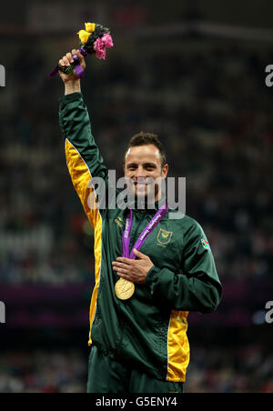 Paralympische Spiele In London - Tag 10. Südafrikas Oscar Pistorius feiert mit seiner Goldmedaille, die er im 400 m langen T44 der Männer im Olympiastadion in London gewonnen hat. Stockfoto