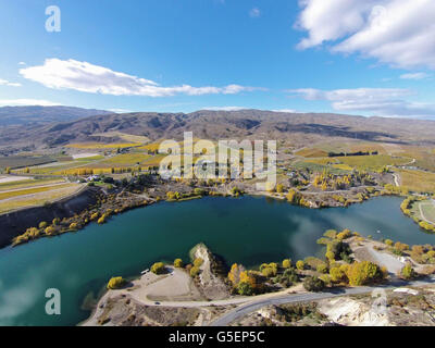 Weinberge und Bannockburn Inlet, Kawarau Arm, Lake Dunstan, Central Otago, Südinsel, Neuseeland - Drohne Antenne Stockfoto