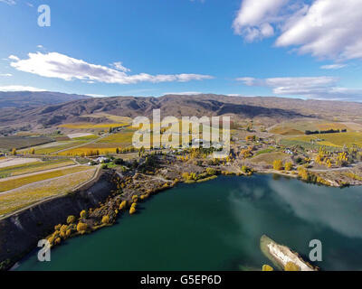 Weinberge und Bannockburn Inlet, Kawarau Arm, Lake Dunstan, Central Otago, Südinsel, Neuseeland - Drohne Antenne Stockfoto