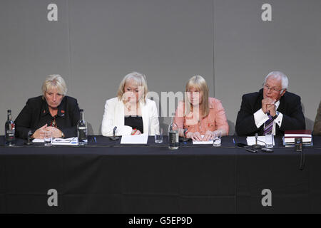 Die Mitglieder der Hillsborough Family Support Group Jenny Hicks (2. Links), Margaret Aspinall (2. Rechts) und Trevor Hicks (rechts) während einer Pressekonferenz in Liverpools anglikanischer Kathedrale, nachdem zuvor unveröffentlichte Dokumente über die Hillsborough-Katastrophe veröffentlicht wurden. Stockfoto