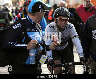 Radfahren - Tour of Britain - vierte Etappe. Mark Cavendish vom Team Sky fährt nach seinem Sieg in der vierten Etappe der Britan-Tour von Carlisle nach Blackpool zurück zum Sky Team Bus. Stockfoto