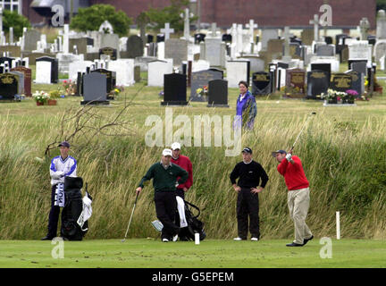 Paraguays Marco Ruiz schlägt das 8. Abschlag ab, beobachtet von Amateur Farran Keenan (2. Rechts, Royal Mid-Surrey) und Simon Vale (2. Links), beim Southport und Ainsdale Golf Club, der von Liverpool Road Cemeterey überblickt wird. * während der ersten Runde des 130. Open Championship Final Qualifying Competition. Stockfoto