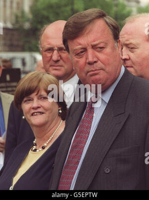 Tory-Führungsanwärter Kenneth Clarke und Shadow Secretary of State for Inneres, Ann Widdecbe, posieren heute vor dem Londoner Unterhaus, als die Bemühungen aller drei Führungsanwärter, in letzter Minute Unterstützung von Abgeordneten zu gewinnen, einen Gang höher gingen. * Partei, die genug von der Polarisierung auf Europa hatte. Stockfoto