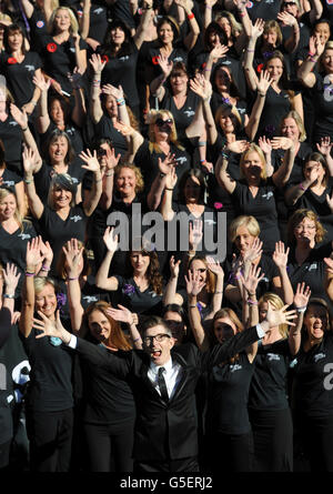 Gareth Malone und einige der 650 Mitglieder des Military Wives Choir in Wellington Barracks in London, wo sie ein neues Album und die Military Wives Choir Foundation lancierten. Stockfoto