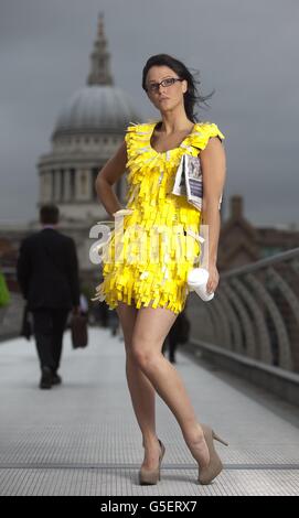 Model Nina Hearne posiert auf der Millennium Bridge in London in einem Kleid, das von Richard Quinn entworfen wurde, einem Absolvent des Londoner Central St Martin's College, das aus Etiketten hergestellt wurde, die von einer Brother P-Touch Etikettiermaschine gedruckt wurden. Stockfoto