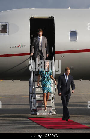 Der Herzog und die Herzogin von Cambridge kommen während der neuntägigen königlichen Tour durch den Fernen Osten und den Südpazifik zu Ehren des Diamantenjubiläums der Königin am Flughafen Henderson, Honiara, Salomonen, an. Stockfoto