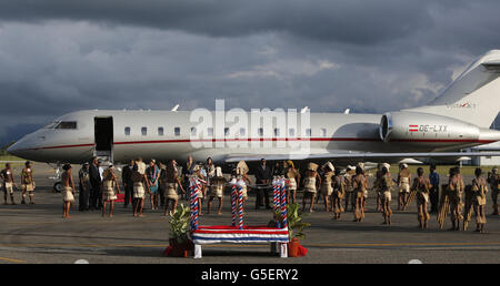 Der Herzog und die Herzogin von Cambridge kommen während der neuntägigen königlichen Tour durch den Fernen Osten und den Südpazifik zu Ehren des Diamantenjubiläums der Königin am Flughafen Henderson, Honiara, Salomonen, an. Stockfoto