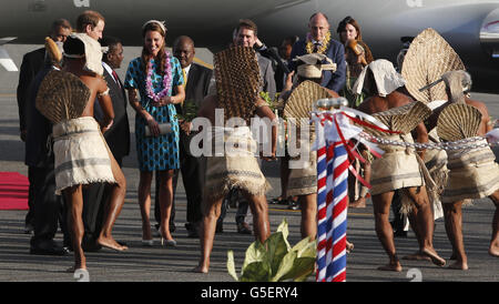 Der Herzog und die Herzogin von Cambridge kommen am Henderson Airport, Honiara, Salomonen, während der neuntägigen königlichen Tour durch den Fernen Osten und den Südpazifik zu Ehren des Diamantenjubiläums der Königin an. Stockfoto