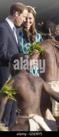 Der Herzog und die Herzogin von Cambridge kommen am Henderson Airport, Honiara, Salomonen, während der neuntägigen königlichen Tour durch den Fernen Osten und den Südpazifik zu Ehren des Diamantenjubiläums der Königin an. Stockfoto