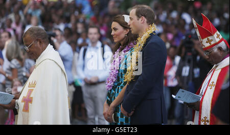 Der Herzog und die Herzogin von Cambridge kommen zu einem Gottesdienst am Sonntag in der St. Barnabas Cathedral, Honiara, Salomonen, während der neuntägigen königlichen Tour durch den Fernen Osten und den Südpazifik zu Ehren des Diamantenjubiläums der Königin an. Stockfoto