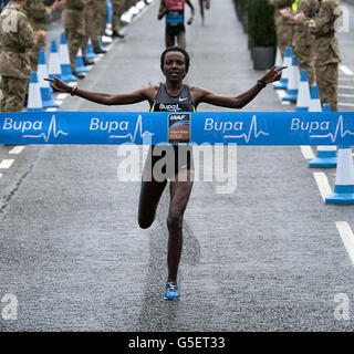 Tirunesh Dibaba gewinnt den Bupa Great North Run der Frauen 2012 in Newcastle. Stockfoto