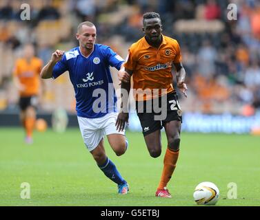 Fußball - npower Football League Championship - Wolverhampton Wanderers gegen Leicester City - Molineux. Daniel Drinkwater von Leicester City (links) und Tongo Hamed Doumbia von Wolverhampton Wanderers (rechts) kämpfen um den Ball Stockfoto