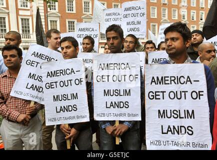 Die muslimische Druckgruppe Hizb ut-Tahrir, die sich für einen islamischen Staat mit Scharia-Gesetz einsetzt, protestiert vor der US-Botschaft am Grosvenor Square in London über einen Film, der den Propheten Muhammad verspottet. Stockfoto