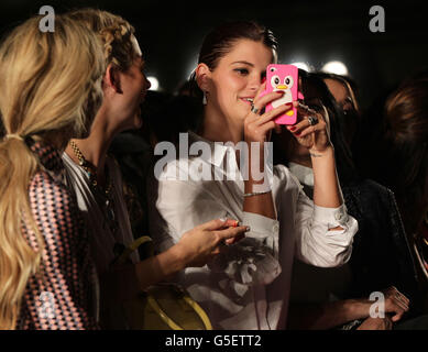 Pixie Geldof, der am dritten Tag der London Fashion Week an der Jonathan Saunders Frühjahr/Sommer 2013 Show in der Tate Modern in London teilnahm. Stockfoto