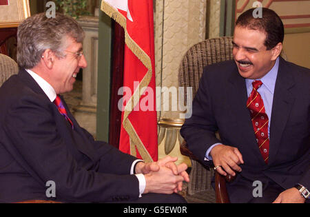 Seine Hoheit Shaikh Hamad bin Isa Al-Khalifa, Amir des Staates Bahrain (R), trifft sich mit dem britischen Außenminister Jack Straw im Londoner Dorchester Hotel. Der Amir wird auch mit seiner Königlichen Hoheit, dem Prinzen von Wales, und Premierminister Tony Blair zusammentreffen. Stockfoto