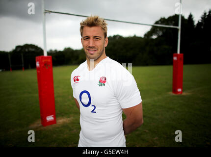 Der englische Kapitän Chris Robshaw beim Start des Trikots im Drybrook Rugby Club, Gloucester. Stockfoto