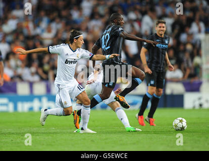 Fußball - UEFA Champions League - Gruppe D - Real Madrid / Manchester City - Santiago Bernabeu. Mesut Ozil von Real Madrid und Yaya Toure von Manchester City Stockfoto