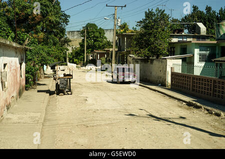 Typische Ansicht der Straßen in Santiago De Cuba mit alten Oldtimer Stockfoto