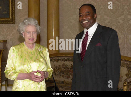 Die britische Königin Elizabeth II. Empfängt den Generalgouverneur von Antigua und Barbuda, seine Exzellenz Sir James Beethoven Carlisle GCMG, im Buckingham Palace, London. Stockfoto