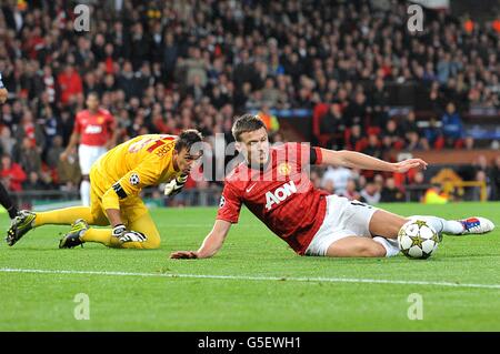 Fußball - UEFA Champions League - Gruppe H - Manchester United / Galatasary - Old Trafford. Michael Carrick von Manchester United trifft Galatasary-Torwart Nestor Fernando Muslera und erzielt das erste Tor des Spiels Stockfoto