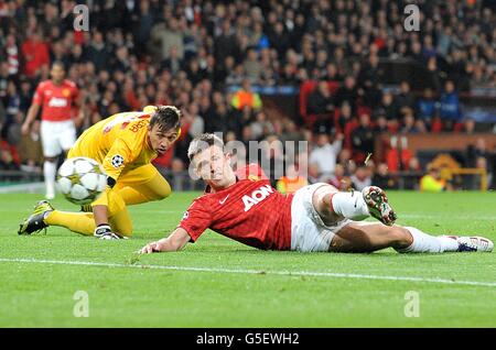 Michael Carrick von Manchester United geht um Galatasary-Torhüter Nestor Fernando Muslera und erzielt ihr erstes Tor des Spiels Stockfoto