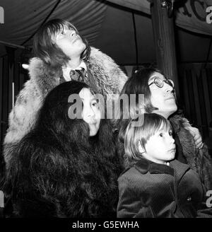 Julian Lennon (vorne) mit seinem Vater John Lennon (rechts) von den Beatles, der japanischen Schauspielerin Yoko Ono (links) und Brian Jones von den Rolling Stones (hinten) bei einer Probe des Rolling Stones' Rock and Roll Circus im Intertel Studio, Wembley, London. BERÜHMTHEIT Stockfoto