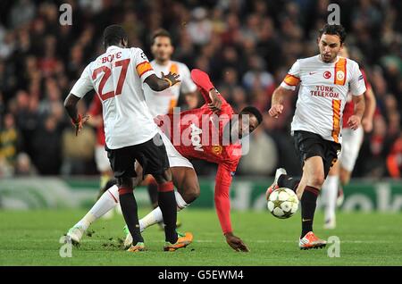 Danny Welbeck von Manchester United (Mitte) kollidiert mit Emmanuel Eboue von Galatasaray (links), als sie während des UEFA Champions League-Spiels der Gruppe H in Old Trafford, Manchester, um den Ball kämpfen. Stockfoto