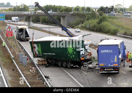 Ein allgemeiner Blick auf die Szene auf der M20 bei Ashford, Kent, nach einem Haufen von mindestens vier Lastkraftwagen. Stockfoto