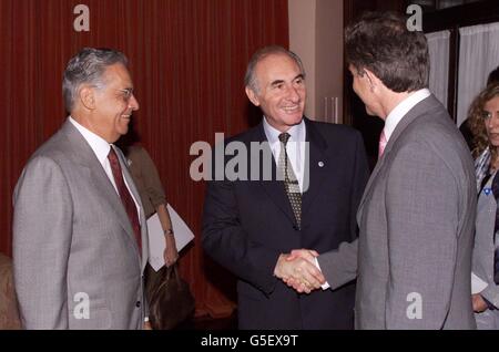 Der britische Premierminister Tony Blair (rechts) trifft den argentinischen Präsidenten De la Rua (Mitte) an der Grenze zwischen Brasilien und Argentinien mit dem brasilianischen Präsidenten Cardoso (links). * später werden Herr Blair und Herr De la Rua gemeinsam die Grenze nach Argentinien überqueren. Es wird der erste britische Premierminister-Ministerbesuch in dem Land seit dem Falklandkrieg 1982 sein. Stockfoto